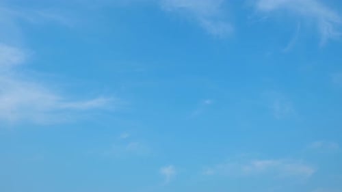 4K UHD : beau ciel bleu avec fond de nuages