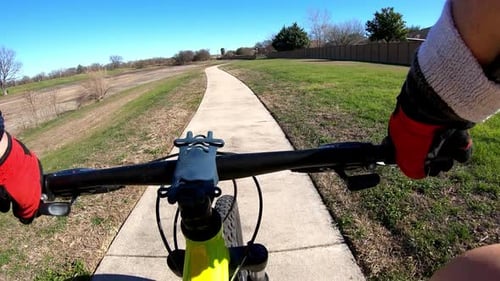 Time-Lapse à vélo : deux fois à vélo pour faire le tour d'un étang vide sur une piste de randonnée et une piste cyclable en béton