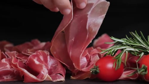 Tranché en fines tranches de jambon, mis sur une planche à découper