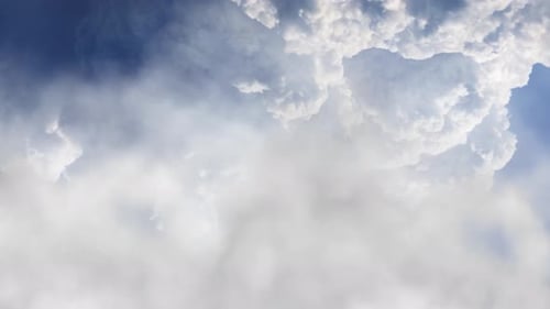 Nuage d'orage avec des nuages blancs dans le ciel