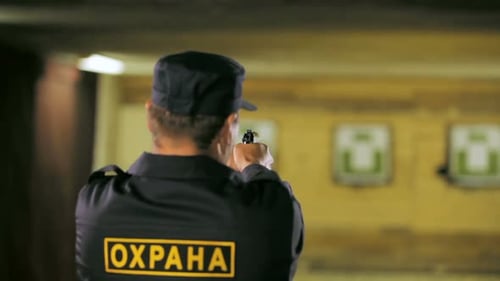 El guardia practica el tiro con el arma al alcance