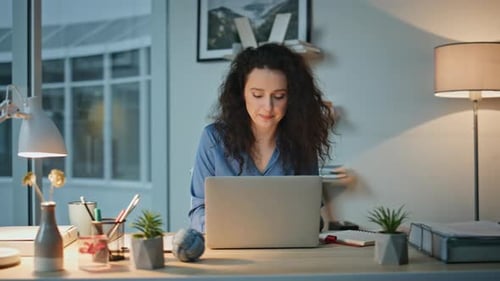 Proyecto de trabajo para empleados, noche, primer plano, mujer pensativa, usa una computadora portátil en la oficina
