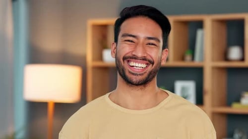Gesicht eines glücklichen männlichen Innenarchitekten. Portrait eines jungen selbstbewussten Unternehmers