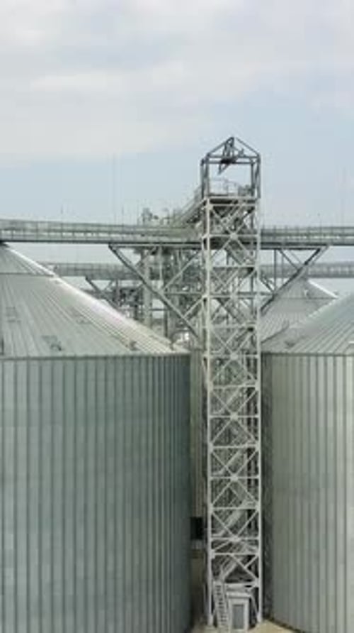 Grenier à céréales. Silos modernes pour le stockage des récoltes de céréales. Vidéo verticale