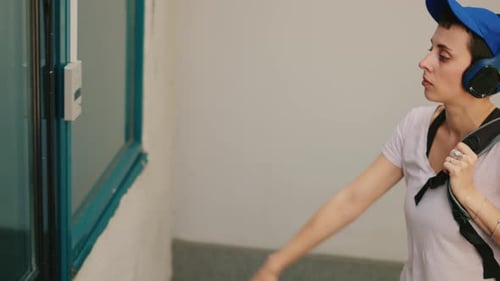 Un employé de livraison de nourriture fatigué bâille et sonne à la porte d'entrée