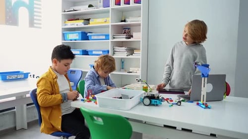 Robotik-Programmierkurs: Kinder konstruieren und programmieren Roboter-STEM-Unterricht mithilfe von Konstruktorblöcken