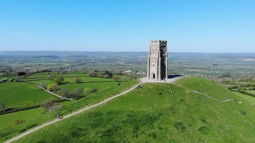 Drone filmé au-dessus de Glastonbury Tor