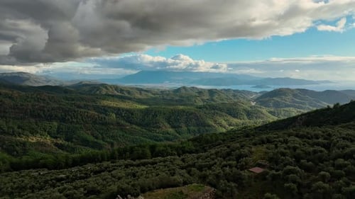 Luftberge über Wolken und Meer