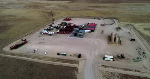La plataforma de fracking se acerca y sobrevuela 2021. Imágenes DCI de Zumbido en 4K.