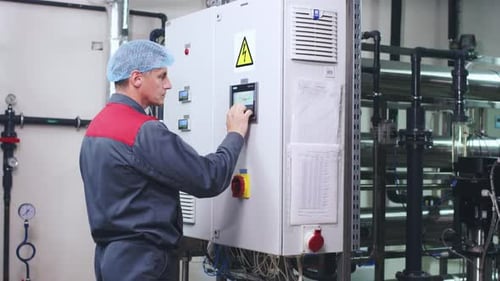 Bedienfeldbildschirm für Werksingenieure. Bediener, der mit industriellen Computergeräten arbeitet.
Fabrik