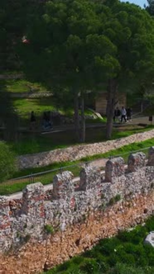 Vidéo verticale d'une belle forteresse à Alanya debout dans un parc verdoyant sur une montagne