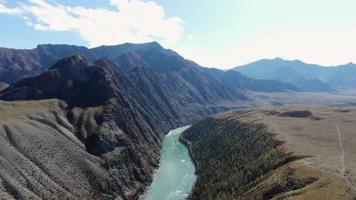Der Canyon River fließt durch Hügel mit wachsenden Wäldern an Ufern. Drohnen-Luftaufnahme