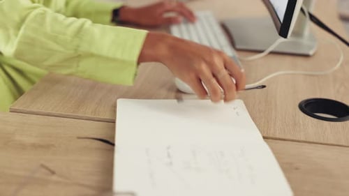 Mãos, computador e mulher escrevendo notas para agenda de negócios, administração de escritório e lembrete