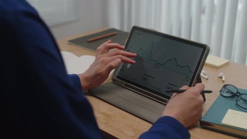 Analyste travaillant sur une tablette informatique au bureau