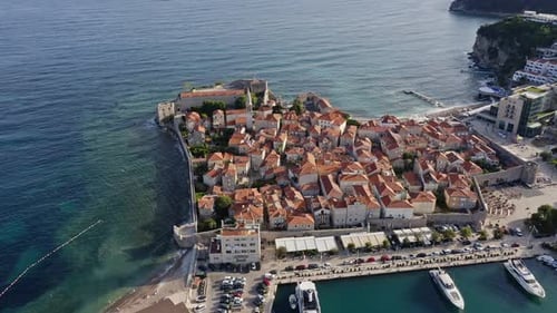 Vista aérea del casco antiguo de Budva, Montenegro.