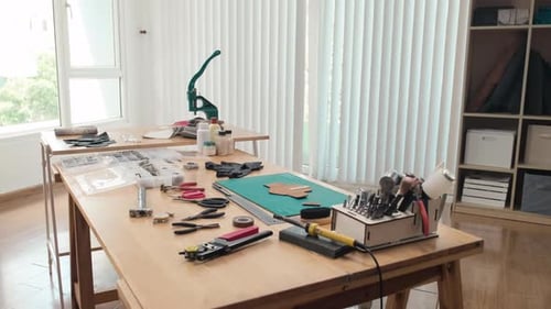 Tisch mit Werkzeugen zum Basteln in der Lederwerkstatt