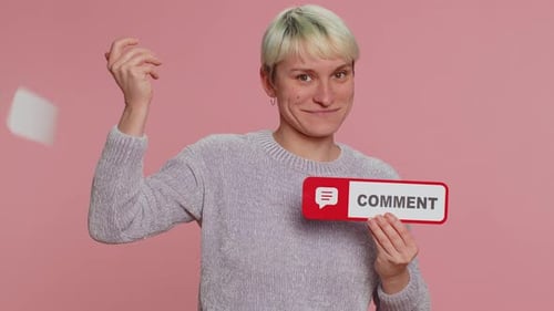 Mujer joven mostrando un cartel de Banner con un «Me gusta» para compartir comentarios de blogueros en redes sociales Seguidores en línea