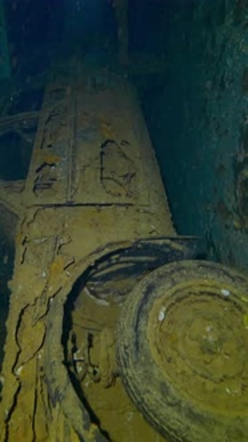 Mouvement vers l'avant au-dessus d'une automobile couchée sur le côté dans la cale de l'épave du ferry Salem Express
