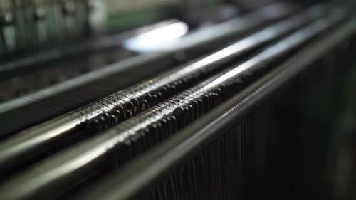 Industrielle Umgebung mit detaillierter Ansicht gewebter Textilien und Metallkomponenten