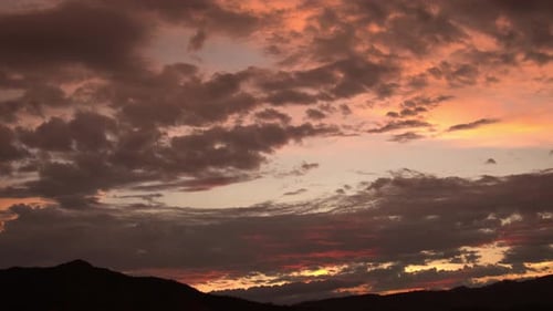 Wunderschöner malerischer Sonnenuntergang mit Sonnenstrahlen, die durch die Wolken scheinen 4K UHD Timelapse, wunderschöne Wolken