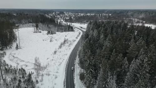 Desfrute de uma viagem tranquila de inverno por uma paisagem serena de neve com uma bela paisagem desfocada
