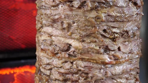 Gran brocheta de doner turco hilando en un restaurante local