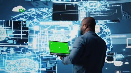 Une personne noire moderne dans l'espace numérique utilise un écran isolé avec des outils d'IA