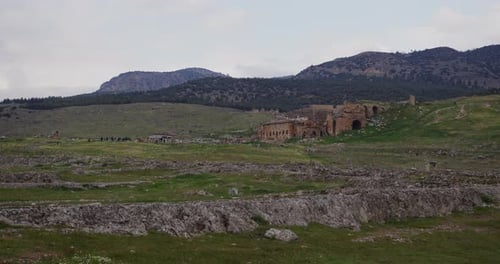 Foto ampla do The Ancient Theatre com o topo das montanhas atrás em Hierápolis.