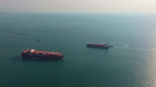 Vista desde un ángulo alto de un buque portacontenedores en aguas profundas, Tailandia