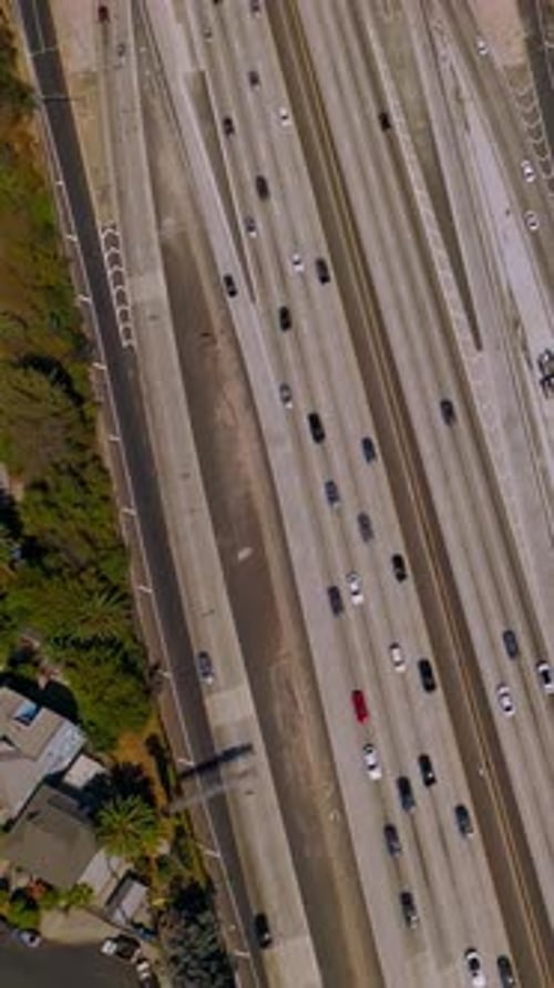 Drohnenschuss in der Innenstadt von Los Angeles. Luftaufnahme der amerikanischen Stadt. Vertikales Video