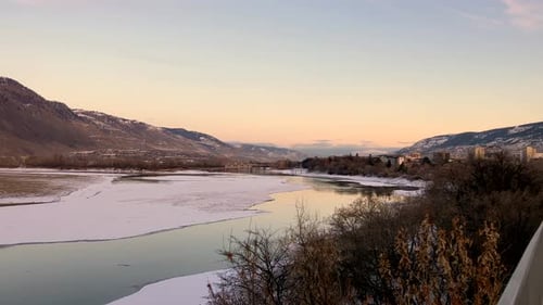 Vue panoramique sur le coucher de soleil sur la rivière Thompson au centre-ville de Kamloops en hiver