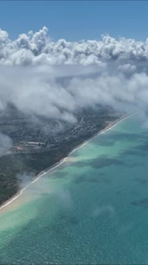 Vue aérienne de la côte et des nuages, Maldives.