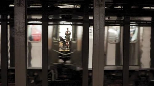 New York Subway Vereinigte Staaten. Detail des Zuges, der sich am Bahnsteig auf der Schiene bewegt
