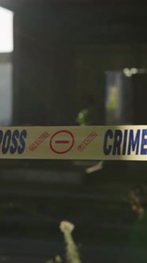 Gebäude, Barriere und gelbes Band für den Tatort, die Ermittlungen oder die Barrikade zur Warnung