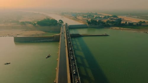Barrage de Kotri au coucher du soleil. Sind, Pakistan. Antenne à avance rapide.