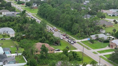 Vista desde arriba de los socorristas en el lugar del accidente automovilístico en Florida El personal de los servicios de emergencia ayuda
