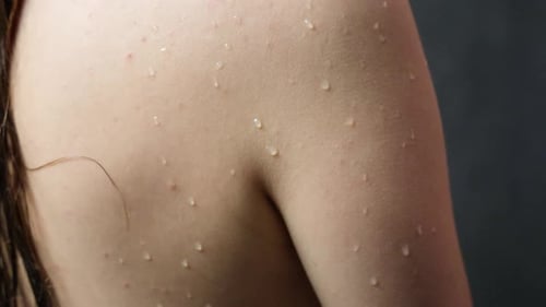 Rücken einer nassen Frau zurück nach dem Duschen