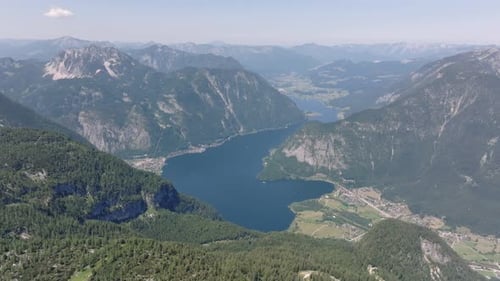Vue aérienne du village de montagne autrichien Hallstatt et du lac Hallstatter. C'est une belle période estivale.