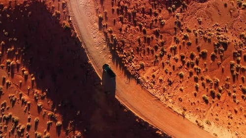 Modernes Autofahren in der Monument Valley-Wüste bei Sonnenuntergang. Filmmusik Sandsteinlandschaft aus rotem Fels
in Ut