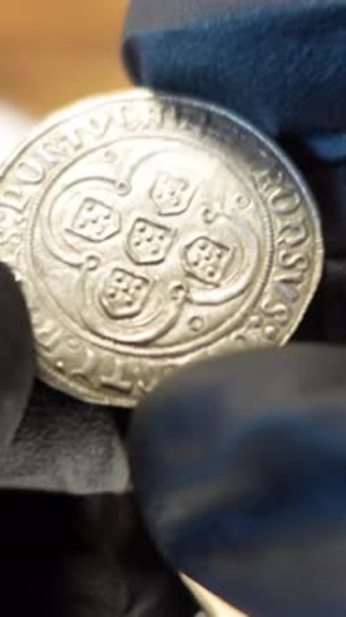 Vidéo verticale d'une rare pièce d'argent portugaise