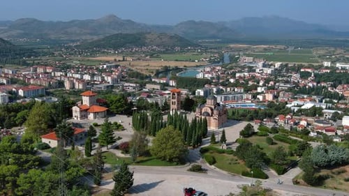 Monasterio ortodoxo en la colina de Trebinje