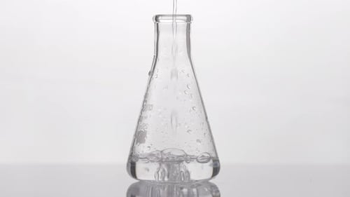 Expérience de chimie — Fiole Erlenmeyer à remplissage liquide