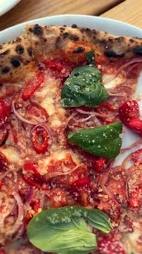 Eine köstliche und leckere Pizza auf einem Teller in einem Restaurant