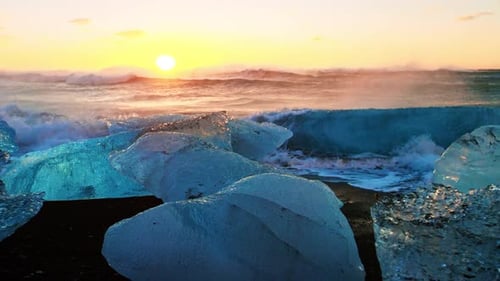 les vagues s'écrasent sur des icebergs brisés