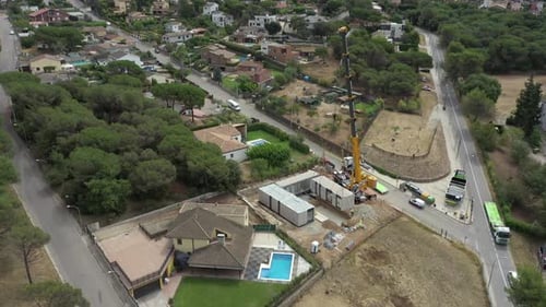 Hochwinkelwagen über einer Baustelle für ein neues Haus in urbaner Umgebung.