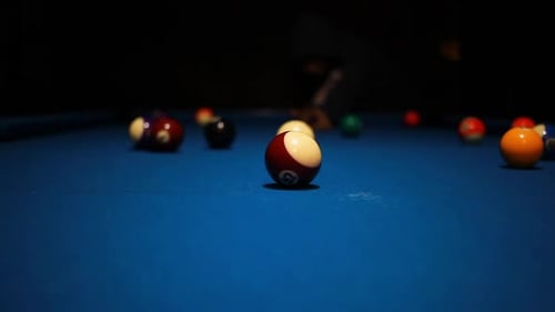 Mann spielt Snooker oder Billardspiel