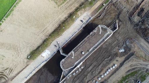 Vuelo aéreo sobre un sitio de construcción que mantiene una antigua esclusa del canal