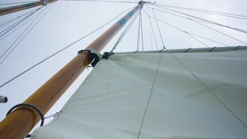 Vela izada en un barco de madera: barco histórico
