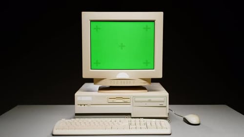 PC retro con clave cromática, pantalla verde, estudio de computadora antiguo, primer plano, escritorio, pantalla de onda retro vintage