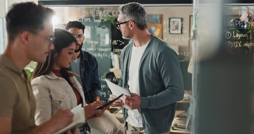 Empresas, personas o equipos con presentación mediante pizarra para planificar el sistema de interfaz de usuario